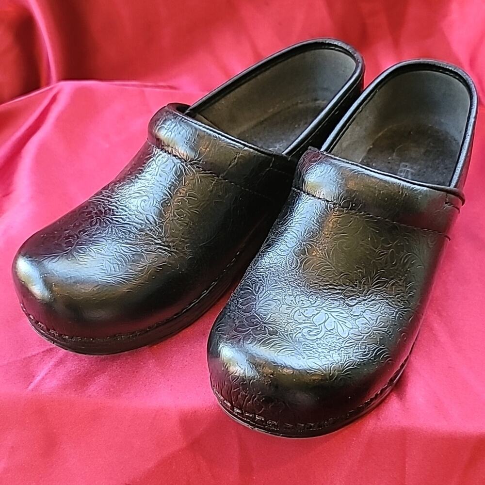 DANSKO szEU37 US6.5/7 Tooled Leather Clogs LIKE NEW